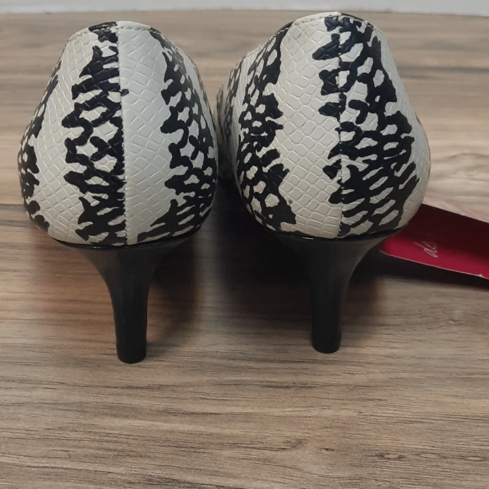 Dex Flex Comfort  Ivory and black pattern heels Size 9 - Picture 4 of 7